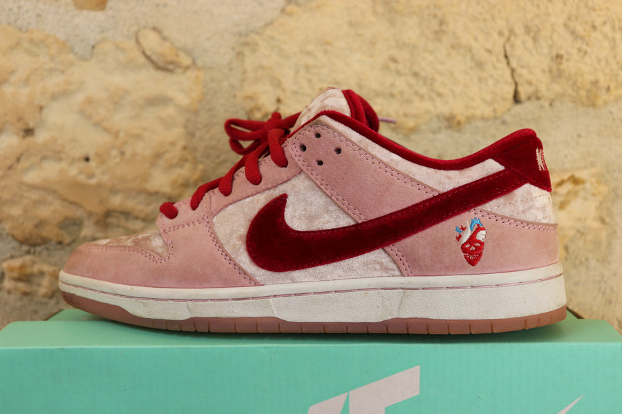 Nike Dunk SB Low Strange Love (Boîte standard)